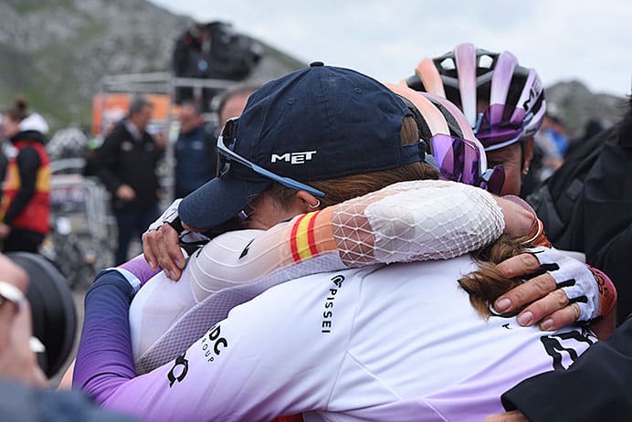 L’Angliru hace grande a La Vuelta Femenina 2 El abrazo entre las ciclistas del UAE Team ADQ Mavi García y Paula Blasi fue un momento muy emotivo en el Alto de L'Angliru.