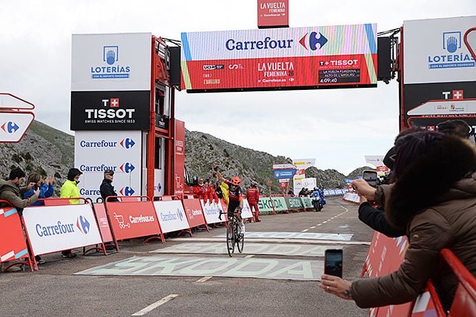 L’Angliru hace grande a La Vuelta Femenina 3 La ciclista suiza Petra Stiasny, del Human Powered Health Cycling, se ha convertido en la primera mujer que gana la etapa con final en el Alto de L'Angliru.