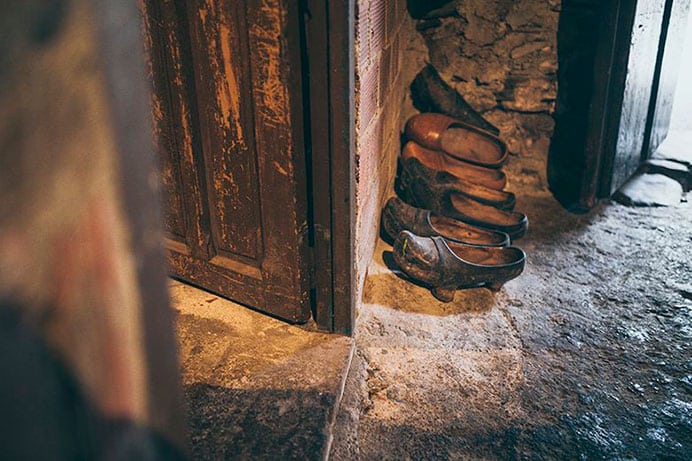 “Los que hicieron el mundo”: el autor que reivindica la Asturias rural y obrera 4 Madreñas asturianas a la puerta de una casa en Cangas del Narcea.