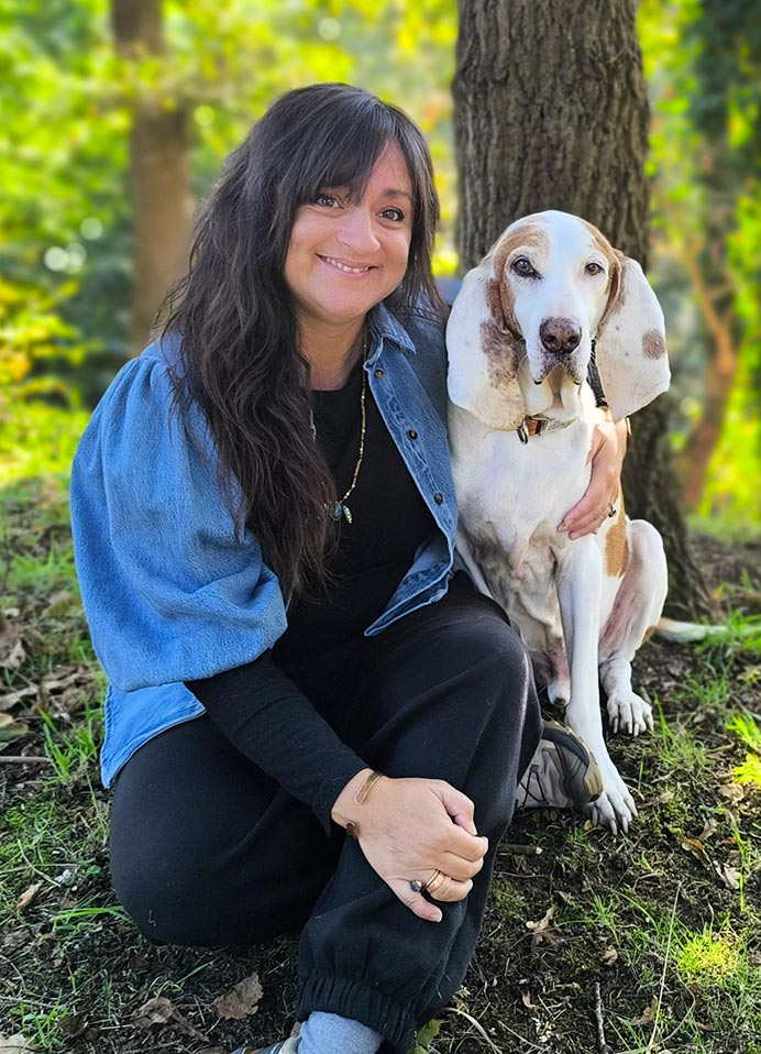 Noelia Velasco, escritora: «Estamos destinados a recordar que seguimos formando parte de la Naturaleza» 2 Noelia y Aire Ventisca (el perro protagonista en el libro "El bosque en mí").