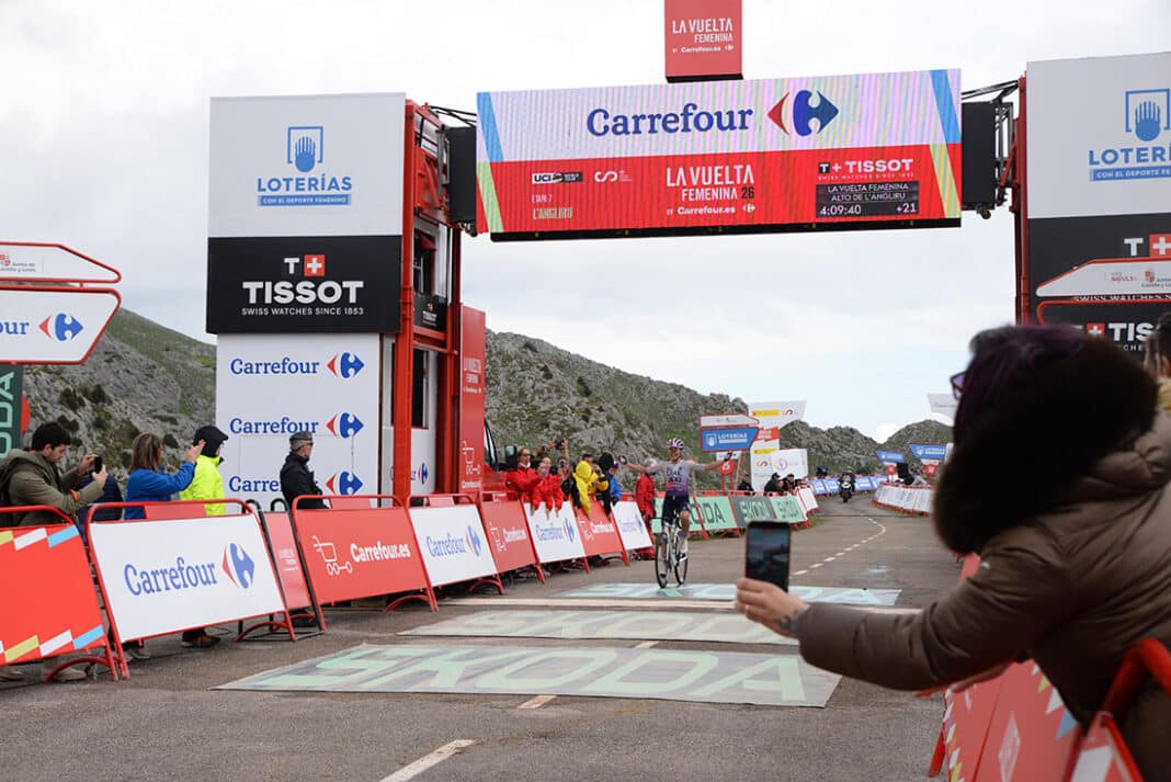 Entrada en meta de la ciclista española Paula Blasi (UAE Team ADQ), 2ª en la etapa con final en el Alto de L'Angliru y ganadora de La Vuelta F 2026