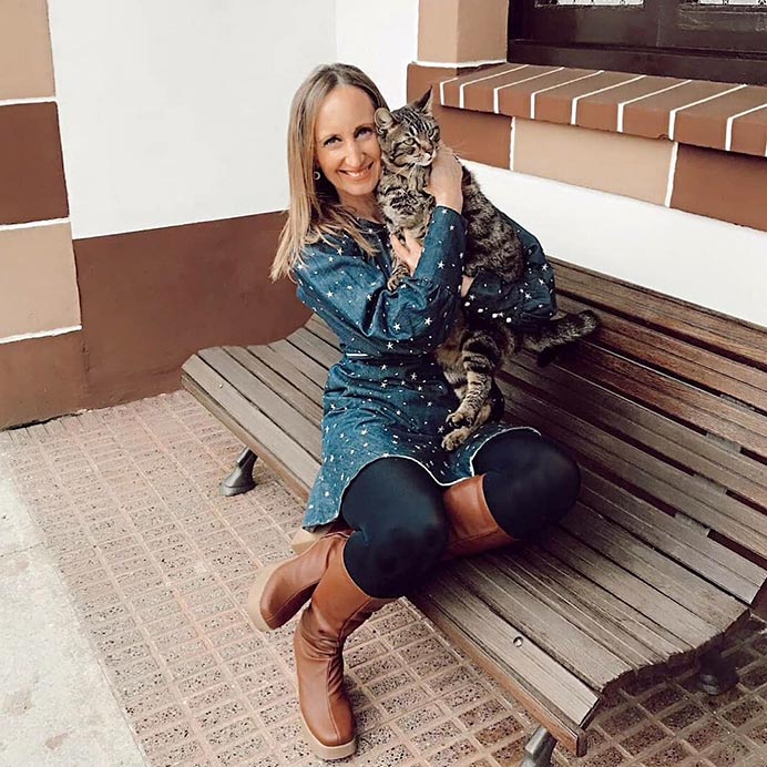 Raquel García, Unidad de Tabaquismo de Oviedo: «Las personas adictas nunca son libres» 2 Raquel García, enfermera y responsable de la Unidad de Tabaquismo de Oviedo con su gata.