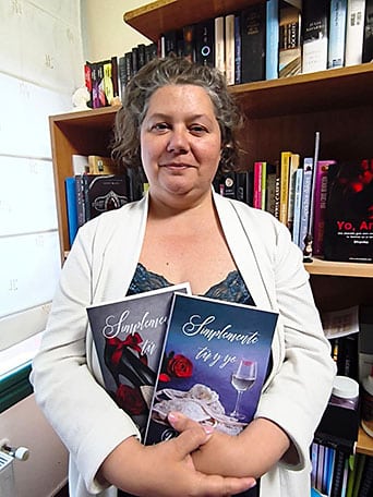 La I Feria del Libro Independiente encuentra su hogar en Gijón 1 Rebeca, escritora independiente y organizadora de la I Feria del Libro Independiente de Gijón