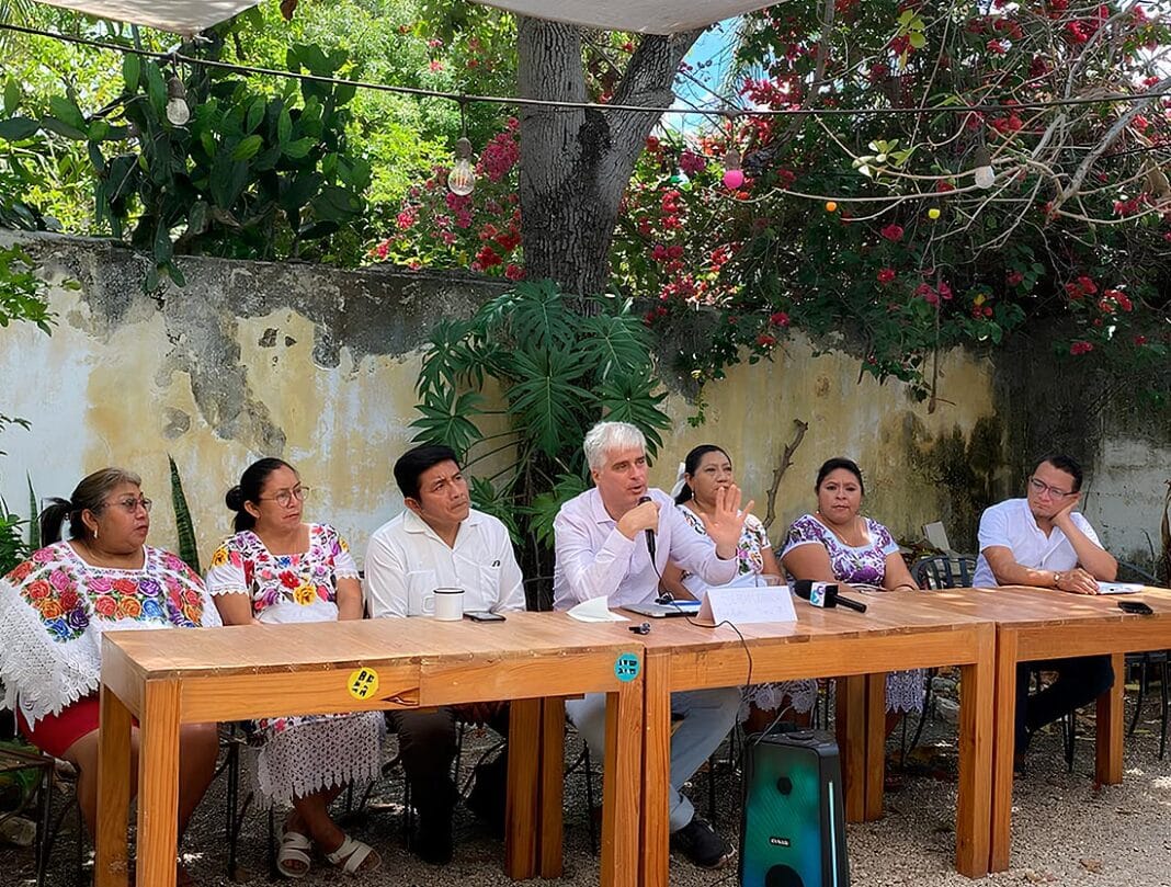 Sergio Oceransky, activista asturiano, con comunidades indígenas de Yucatán