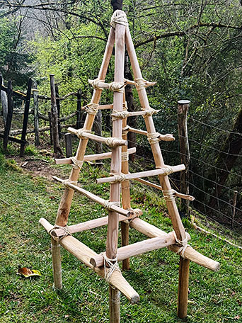 Madera, el material que nunca deja de sorprenderte 2 Estructura de madera típica para la puya'l ramu realizada por Miguel Prieto (Tayu Artesanía)