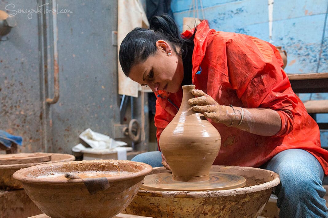 Verónica Rodríguez, alfarera tradicional de Llamas del Mouro y Faro.