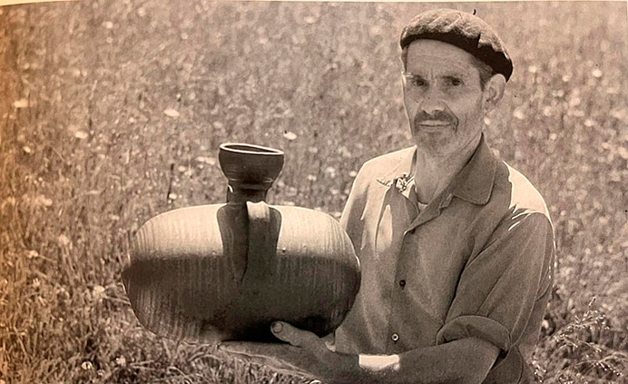 Verónica Rodríguez, artesana asturiana: «Ser alfarera tradicional hoy es un acto de resistencia» 1 Anterior generación de Verónica Rodríguez en la alfarería de Llamas del Mouro (Cangas del Narcea)