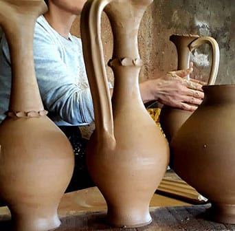 Verónica Rodríguez, artesana asturiana: «Ser alfarera tradicional hoy es un acto de resistencia» 4 Alfarería de Llamas del Mouro (Cangas del Narcea)