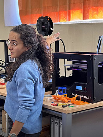 Andrea Ariznavarreta, ingeniera asturiana en biomecánica: «La curiosidad me trajo hasta aquí y sigue guiando mi camino» 2 Andrea Ariznavarretaa forma parte de la Cátedra MBA Institute de Investigación Médica y Biomecánica como investigadora, donde imparten una Microcredencial (formación universitaria) de modelado, simulación e impresión en ingeniería biomédica.
