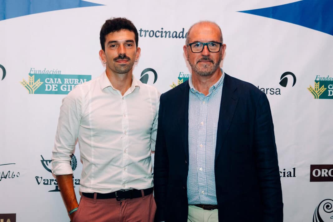 Fernando Moncada, presidente de la Fundación Yoli Martins con uno de sus hijos.