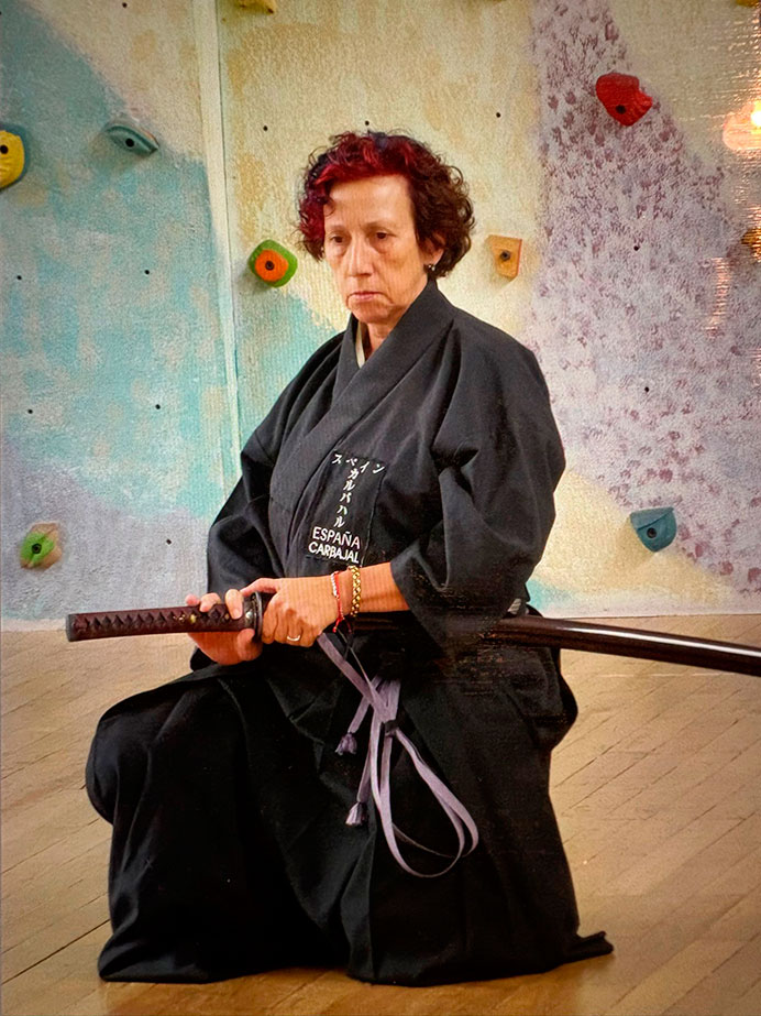 Inmaculada González-Carbajal en una clase de iaido, arte marcial japonés.