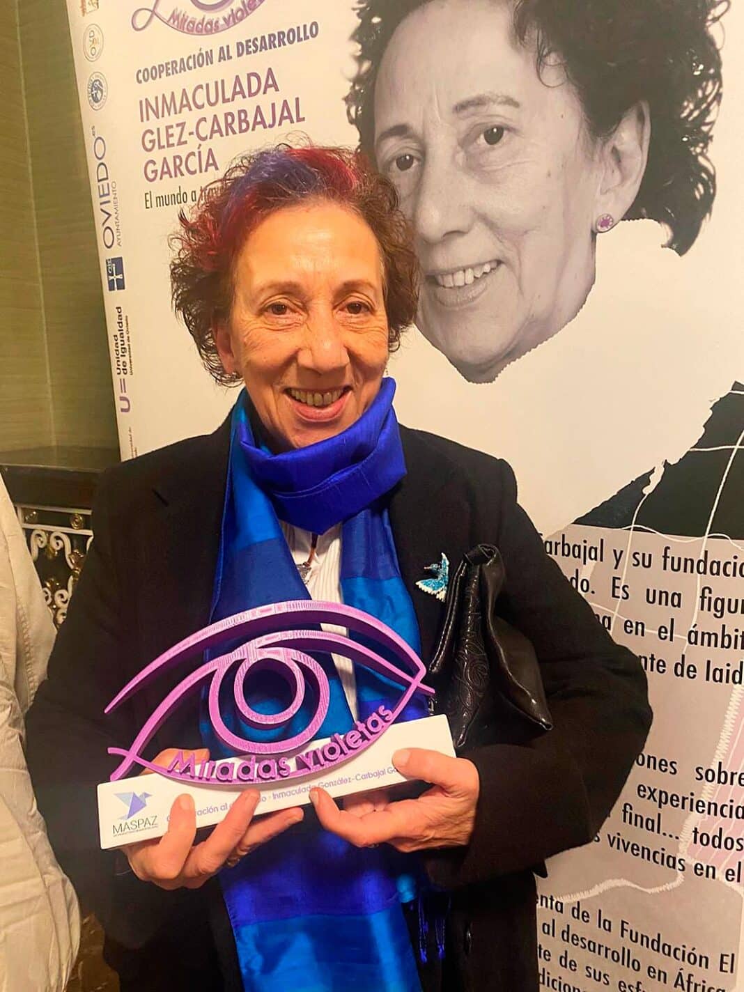 Inmaculada González-Carbajal García, presidenta de la Fundación El Pájaro Azul con el galardón Mirada Violeta por su labor en cooperación al desarrollo.