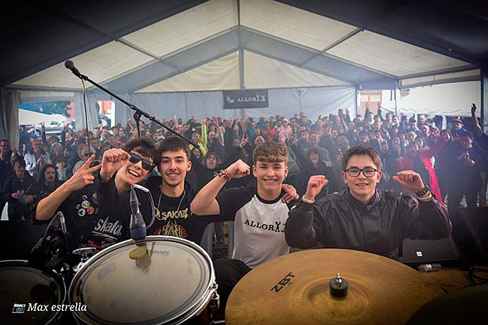 Santos Sánchez Dos Santos, guitarrista asturiano de 17 años, presenta su primer disco 1 Componentes de Eskalón, el grupo de punk rock al que pertenece el guitarrista Santos Sánchez