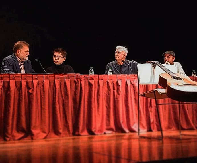 Santos Sánchez Dos Santos, guitarrista asturiano de 17 años, presenta su primer disco 2 Presentación del disco del asturiano de 17 años Santos Sánchez Dos Santos el pasado 8 de mayo en la Casa de Cultura de Pola de Laviana.