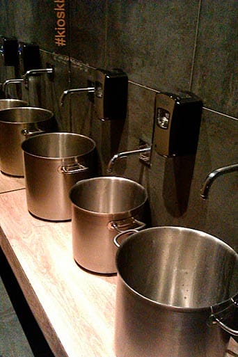 ¿Usa Usted la palabra retrete? 5 Lavamanos en los servicios de un restaurante de Budapest.