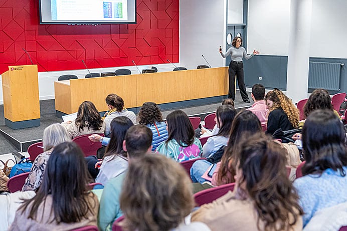 Tania Pasarín-Lavín (@ser_maestra): «Todos tenemos algo extraordinario, sólo hay que saber mirarlo» 1 Tania Pasarín-Lavín en DUA 3.0. Construyendo aulas inclusivas Unirioja