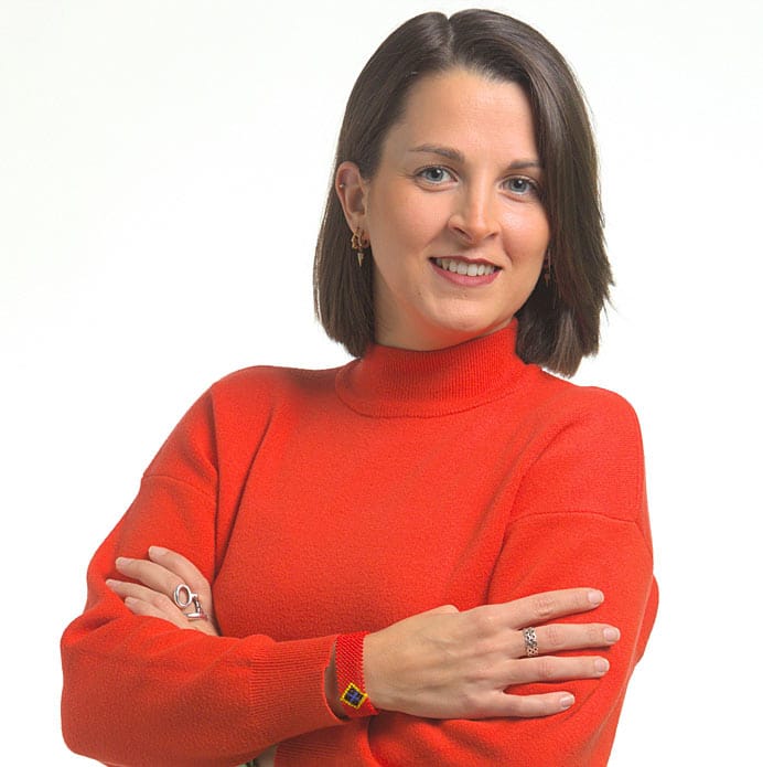 Tania Pasarín-Lavín (@ser_maestra): «Todos tenemos algo extraordinario, sólo hay que saber mirarlo» 2 Tania Pasarín-Lavín (@ser_maestra). Doctora en Educación y Psicología, profesora universitaria e investigadora en la Universidad de Oviedo