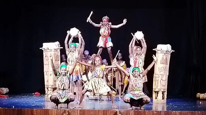 Avimun, viajeros, pero sobre todo solidarios 3 Momento de la gira de Voces por Benin en Asturias.