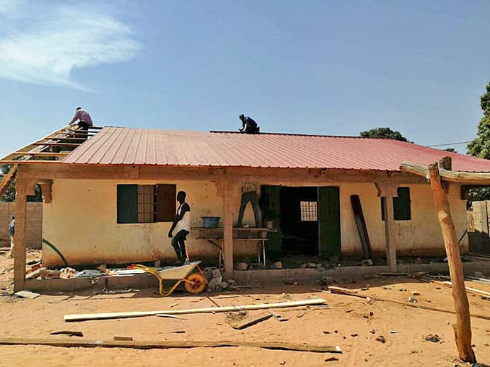 Avimun, viajeros, pero sobre todo solidarios 2 Obras en el centro de salud Medina Sering Mass (Gambia) con la colaboración de Asturies por África.