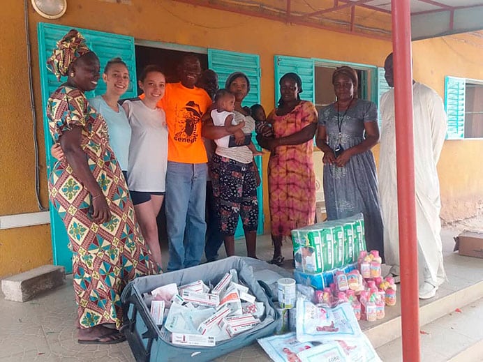 Avimun, viajeros, pero sobre todo solidarios 5 Entrega a David Sagna (guía de Senegal) del material para el orfanato de Mbour.