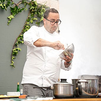 Borja Martín Palomino, chef y profesor de cocina: “Comer sin gluten no tiene por qué ser aburrido, se pueden hacer muchas cosas” 1 Borja Martín Palomino, chef y profesor de cocina, durante el showcooking de las VIII Jornadas Cangas Sin Gluten