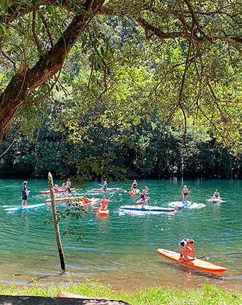 El colegio Carlos Bousoño (Boal), en lucha por los recortes en educación 2 Niños y niñas del colegio de Boal en el curso de iniciación al Paddle SUP organizado por Destino Boal y el Club Deportivo Eco SUP, en colaboración con la AMPA de Boal.