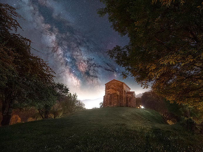 Santa Cristina de Lena. Fotografía nocturna del fotógrafo asturiano Glendor Díaz Suárez
