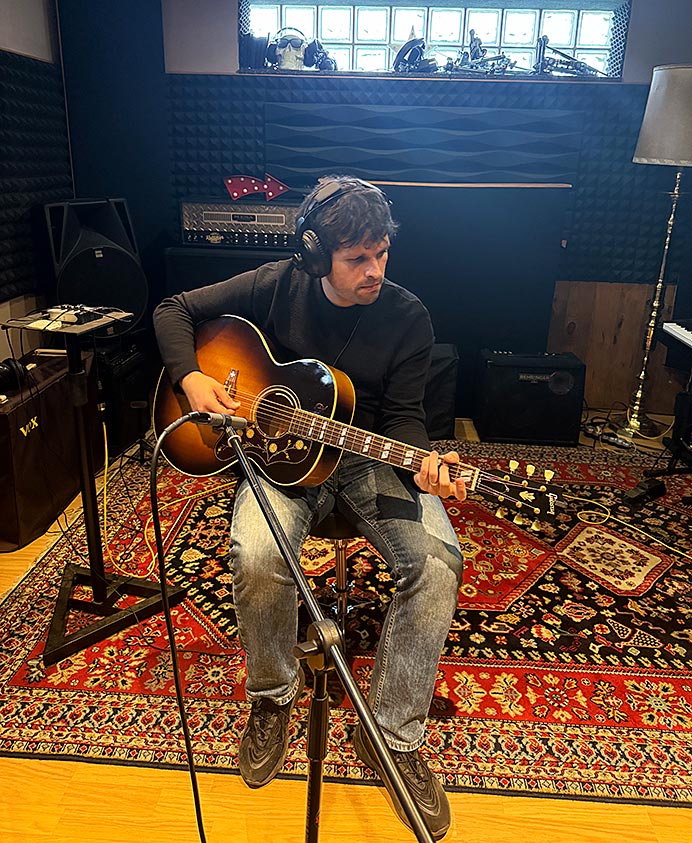 Haim Álvarez publica Domum, su quinto álbum en solitario 2 Haim Álvarez en el estudio.