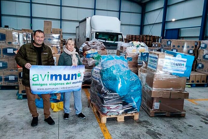 Avimun, viajeros, pero sobre todo solidarios 4 José Ramón, acompañado por Carmen (integrante de Avimun) , junto al material preparado para enviar a Ucrania.