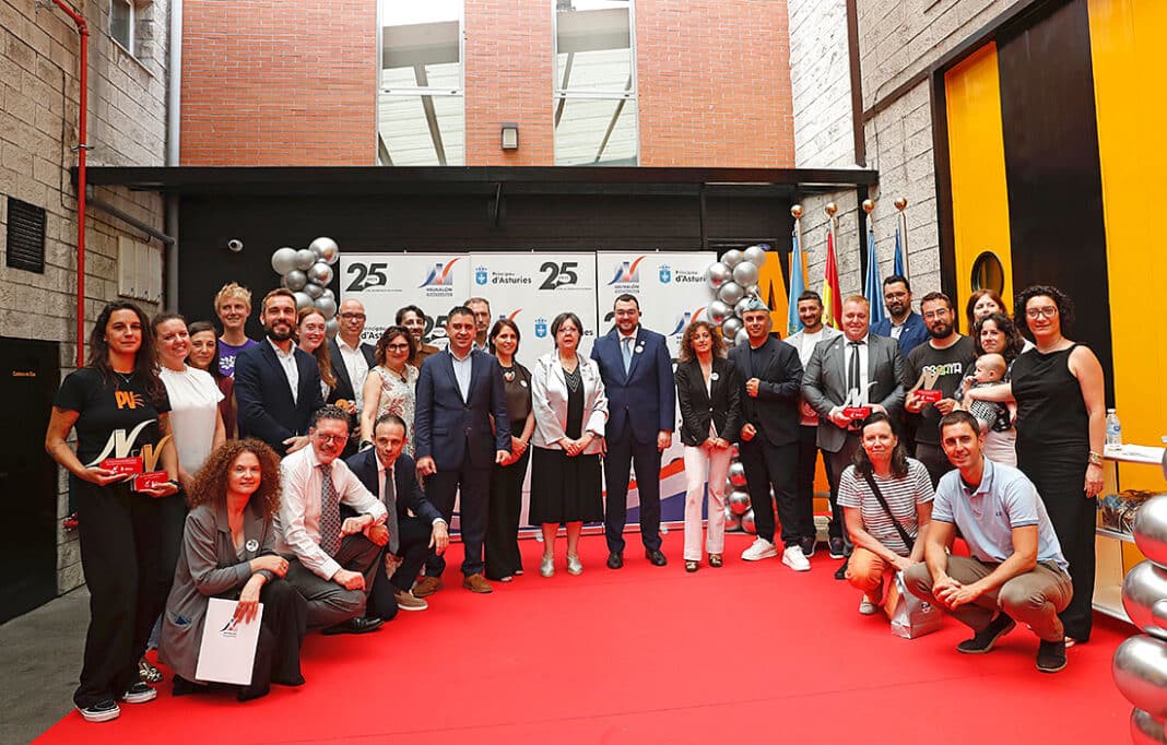 El presidente del Principado de Asturias, Adrián Barbón; la consejera de Educación, Eva Ledo (dcha.) y Marta Pérez, gerente de Valnalón (izda.), con los galardonados en los Premios Semillero de Proyectos de Valnalón 2026, y el equipo Valnalón.