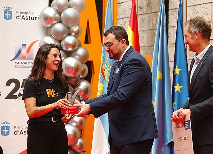Semillero de Proyectos Valnalón: 25 años demostrando que el emprendimiento también transforma territorios 2 El presidente Adrián Barbón entrega el Premio Semillero de Proyectos Valnalón al Mejor Proyecto a Paula Briales por Pecas y Vibrisas.