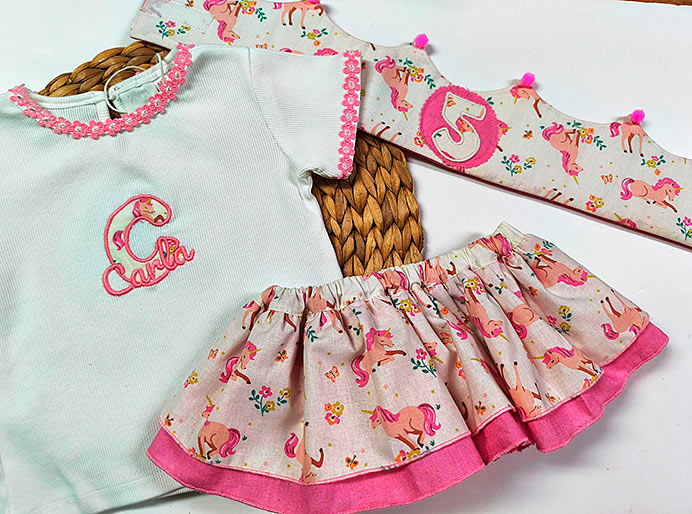 Telas de mamá: la emprendedora asturiana que convirtió un bajo de casa en motor social 1 Conjunto para bebé de Telas de mamá.