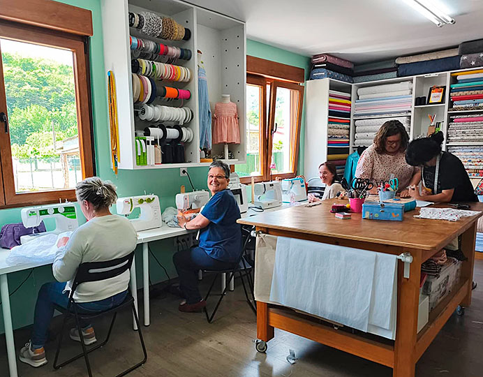 Telas de mamá: la emprendedora asturiana que convirtió un bajo de casa en motor social 2 Talleres de costura en el local de Telas de mamá (Sobrescobio)