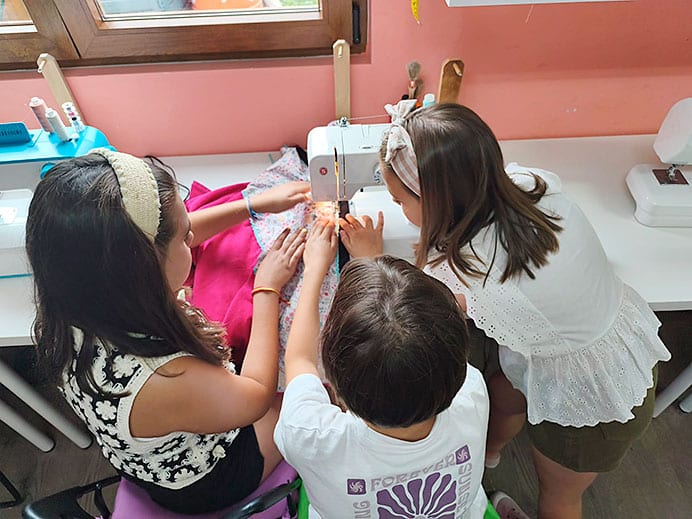 Telas de mamá: la emprendedora asturiana que convirtió un bajo de casa en motor social 3 Talleres de costura para niños y niñas en el local de Telas de mamá (Sobrescobio)