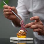 El chef Borja Martín Palomino prepara un torto de maíz con pulled chicken y cebolla roja encurtida en sidra y cilantro en el showcooking que tuvo lugar en las VIII Jornadas Cangas Sin Gluten.