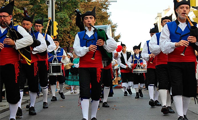 La Casa de Asturias en Guadarrama (Madrid), un centro pequeño que hace cosas grandes 3 Banda de Gaitas La Tarabica. (Banda de la Casa de Asturias en Guadarrama) en las Fiestas del Pilar, en Zaragoza.