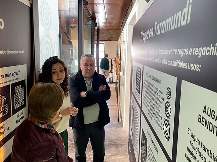 Agua: conocer sus usos tradicionales, defenderla como derecho universal 3 Celtia Traviesas Méndez (centro) con César y Nieves en la Casa del Agua de Bres (Taramundi)