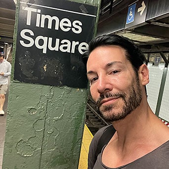 Los artistas, médicos del alma 5 Eduardo Castejón en Times Square.