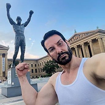 Los artistas, médicos del alma 4 Eduardo Castejón junto a la estatua de bronce de Rocky Balboa en Filadelfia.
