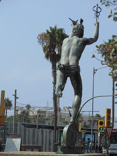 Dos santas y un mártir laico 6 Estatua de Hermes en la lonja de Palma de Mallorca.