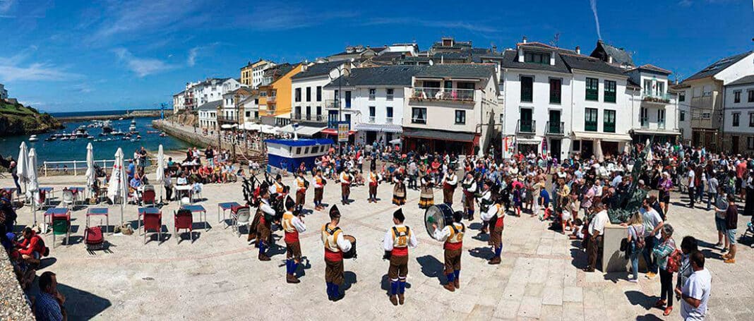 Banda de Gaitas en el puerto de Tapia de Casariego durante una edición anterior del FID'O (Festival Intercéltcio de Occidente)