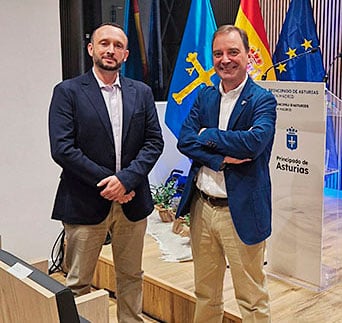 La Casa de Asturias en Guadarrama (Madrid), un centro pequeño que hace cosas grandes 1 José Luis G. de la Cera, presidente de la Casa de Asturias en Guadarrama (dcha.) con Óscar Sanchiz, vicepresidente.