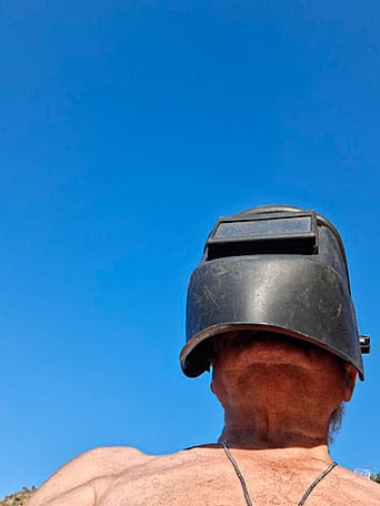 Obnubilados 2 Hombre mira el eclipse solar con su casco de soldador.