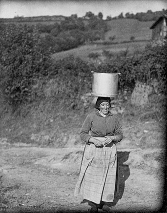 Agua: conocer sus usos tradicionales, defenderla como derecho universal 2 Mujer con un caldero de zinc transportando agua, 1927