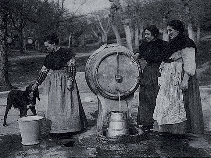 Agua: conocer sus usos tradicionales, defenderla como derecho universal 1 Mujeres cogiendo agua en la fuente de La Pipa, en Somió, 1920