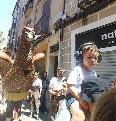 Dos santas y un mártir laico 2 Durante las fiestas son abundantes las recomendaciones de seguridad, como vías de salida en caso de tumultos o poner auriculares a los niños contra los ruidos.