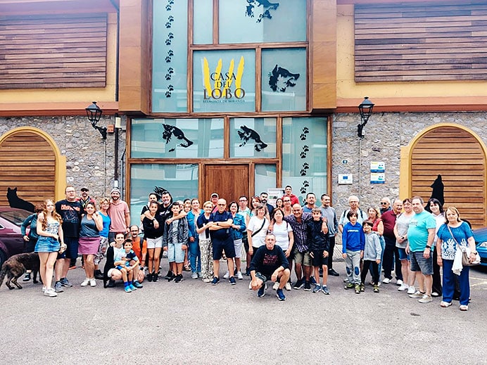 El lobo ibérico: conocer para conservar 1 Visitantes en la Casa del Lobo de Belmonte de Miranda (Asturias), verano 2026.