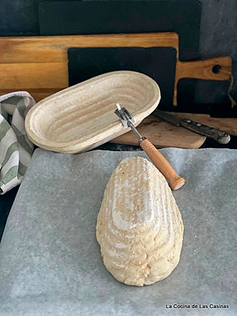 La masa del bollo reposó en un baneton o cesta de fermentación.