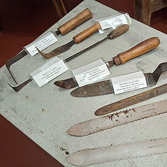 El Museo de la Miel de Boal, una reapertura de altura 1 Desoperculadores y esmelgadoiras utilizadas en la apicultura tradicional en Boal. Museo de la Miel de Boal.