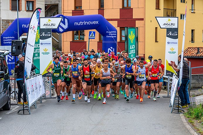El Angliru tiene nuevo rey, pero la leyenda sigue siendo “Capi” 1 Salida de los corredores en la Subida al Angliru 2026